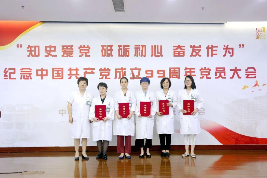 “操碎心宝爸”走红，喂3胞胎小棉袄吃饭，现场混乱但超有爱